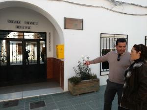 La coordinadora provincial de IU con el alcalde de Salar.