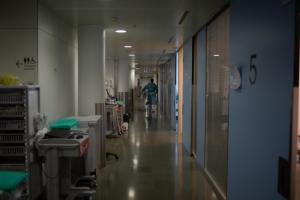 Un sanitario se mueve por uno de los pasillos de un hospital.