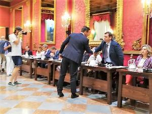 Luis Salvador saluda a Onofre Miralles al inicio del pleno.