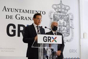 uis Salvador, durante la rueda de prensa del 1 de julio de 2021, en que anunció que dejaba el cargo de alcalde de Granada, en presencia de José Antonio Huertas.