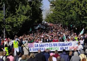 Imagen de la multitudinaria manifestación por la sanidad pública andaluza en Granada.