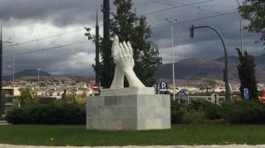 Monumento en Granada en homenaje a los profesionales sanitarios por su labor durante la pandemia.