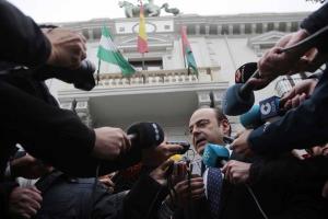 Sebastián Pérez atiende a los medios a las puertas del Ayuntamiento de Granada.