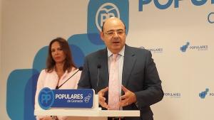 Sebastián Pérez en una rueda de prensa con Rocío Díaz.