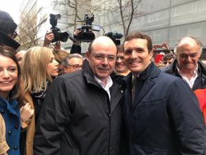 Sebastián Pérez junto a Pablo Casado, este domingo en la concentración de Madrid.