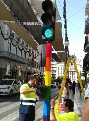 El semáforo, cuando fue pintado en junio pasado con la bandera LGTBI.
