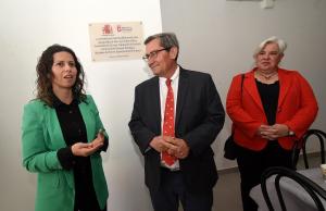 La alcaldesa de Diezma junto al presidente de Diputación y la diputada de Centros Sociales.