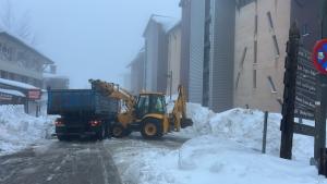 Retirada de nieve en la estación, con maquinaria del Ayuntamiento.
