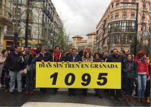 Representantes socialistas, entre ellos Teresa Jiménez, en la manifestación por los tres años sin tren.