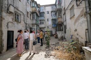 Cuenca y otros ediles del grupo, en una visita reciente a Santa Adela.