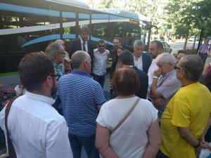 Representantes municipales, de los agentes sociales y la Marea Amarilla, a las puertas de Subdelegación.