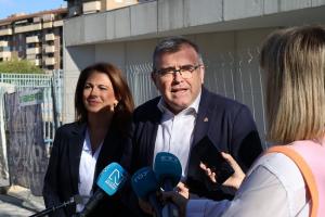 José Antonio Montilla, subdelegado del Gobierno en Granada, junto a la portavoz socialista en la capital.