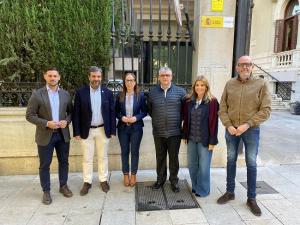 Representantes del PP, este lunes, ante Subdelegación.