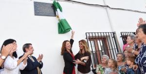 Díaz y la alcaldesa de Fornes descubren una placa conmemorativa.