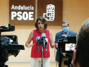 Susana Díaz, con José Entrena, este martes en la sede del PSOE de Granada. 