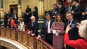 Susana Díaz, entre Alberto Núñez Feijoo y Javier Fernández, este jueves en el Congreso.