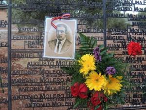 Imagen de José Daniel Miranda Lara y de un ramo de flores, junto a su nombre en el Memorial en la tapia del Cementerio de San José.