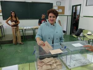Teresa Jiménez ejerce su derecho al voto.