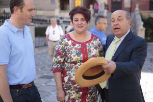 Torres Hurtado y Teresa Jiménez, durante su encuentro fortuito en Plaza Nueva.