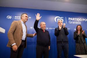 José Torres Hurtado al recibir la Granada de Plata del PP, junto a Elías Bendodo, Francisco Rodríguez y Rocío Díaz.