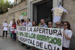 Protesta en la puerta de la Delegación del Gobierno.