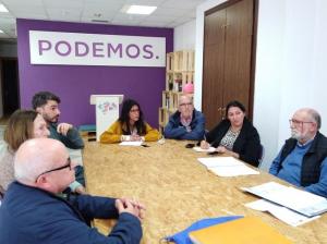 La diputada Martina Velarde, en su reunión con la Plataforma por el Tren en la sede de Podemos.