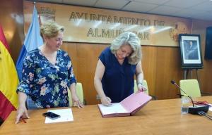 La alcaldesa de Almuñécar firma la renuncia a su cargo.