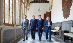 El presidente interino del CGPJ (segundo por la izquierda, con el presidente del TSJA, el presidente de la Junta y la alcaldesade Granada. 