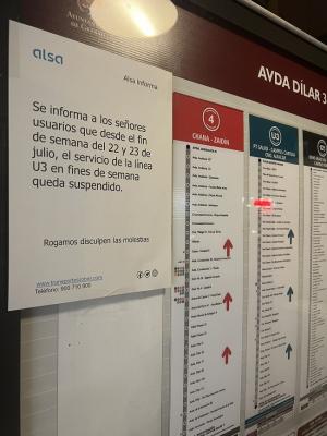 Cartel anunciando la supresión del servicio en fines de semana. 