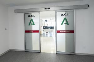 Acceso a la UCI acondicionada en el Doctor Olóriz -antiguo Clínico-.