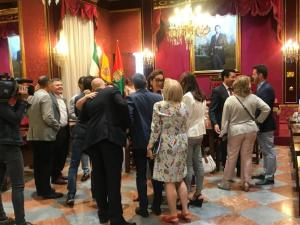 El Ayuntamiento de Granada ha celebrado esta mañana el último pleno del mandato, una sesión de trámite para aprobar las actas de reuniones anteriores. Los ediles han aprovechado este último pleno en la capital para despedirse, como recoge la fotografía. Muchos de ellos no formarán parte de la corporación en el mandato que comienza el próximo sábado.