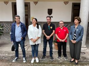 La parlamentaria de Por Andalucía y los ediles de UP con los representantes del sector del taxi.