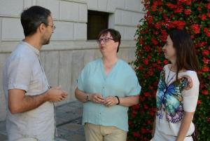Alberto Matarán y Marta Gutiérrez conversan con Leticia Garcia.