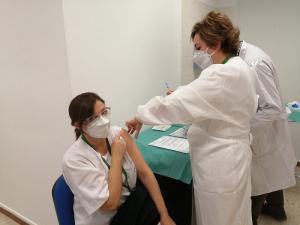 Vacunación de personal sanitario en el Virgen de las Nieves. 