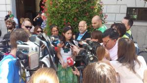 Marta Gutiérrez atiende a los medios de comunicación. 