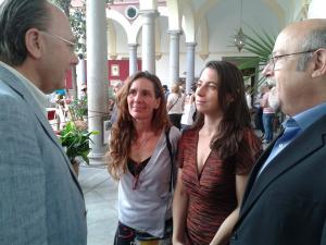 Los tres concejales electos de Vamos Granada conversan con Eduardo Caracuel.