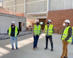 En la foto, parte del Equipo de Gobierno de Vegas del Genil, durante una visita reciente a las obras del nuevo pabellón cubierto. 