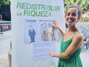Violeta Tercerdor este viernes en Granada, con la Caroca de Recortes Cero, que critica el sueldo del consejero de Hacienda. 