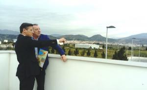 Luis Salvador, con el presidente del Puerto de Motril, en una visita a las instalaciones.