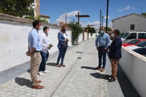Los diputados del PP, con el alcalde de Alhendín, en su visita al municipio.