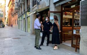 Cuenca y Ruz hablan con un hostelero del centro. 
