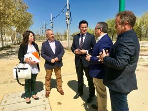 Luis Salvador con representantes de los caseteros en su visita al ferial.