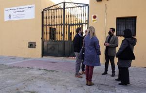 Miembros del PSOE, en la puerta del centro de formación y empleo. 