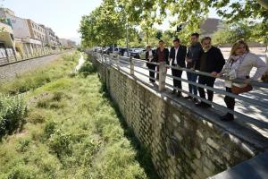 Los socialistas, en el cauce urbano del río Monachil.