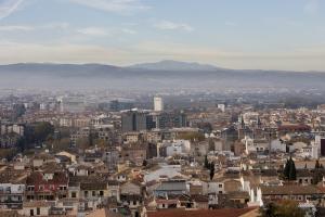 Espectacular vista de la ciudad de Granada, con el área metropolitana en el horizonte.