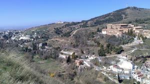 Vista del Valle del Darro, con la Abadía del Sacromonte en primer término.