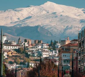Impresionante imagen, en la capital, con Sierra Nevada, y también la Alhambra, como protagonistas.