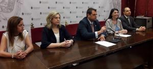 Los tres concejales de Vox con la diputada Macarena Olona y el presidente provincial de la formación.