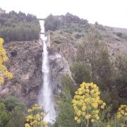 Cascada de agua por el aliviadero del embalse.