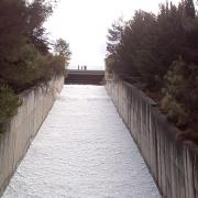 Muchas personas han acudido a ver desembalsar el agua por el aliviadero.